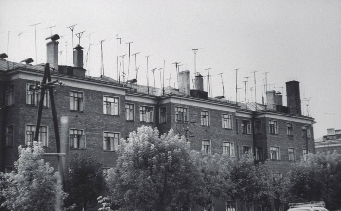 Недавно установленные новые телевизионные антенны на крышах домов. СССР, Подольск, 1960 год.