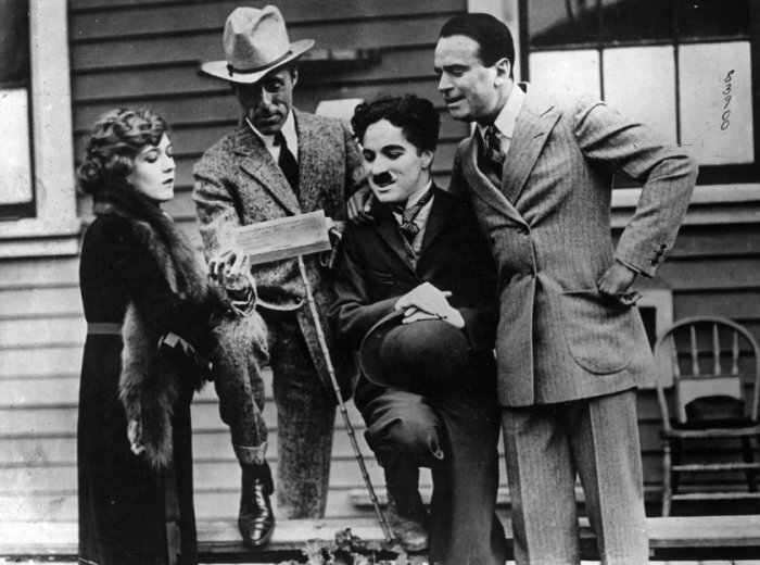 Чарльз Чаплин, Мэри Пикфорд, Дуглас Фэрбенкс и Дэвид Гриффит в день создания United Artists corporation.