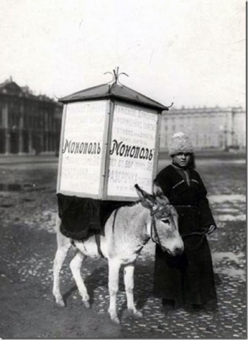 Живая реклама торгового дома «Монополь» на Дворцовой площади в 1910 году.
