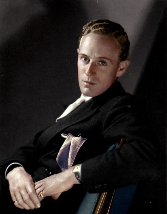 Портретный снимок британский актёр театра и кино.