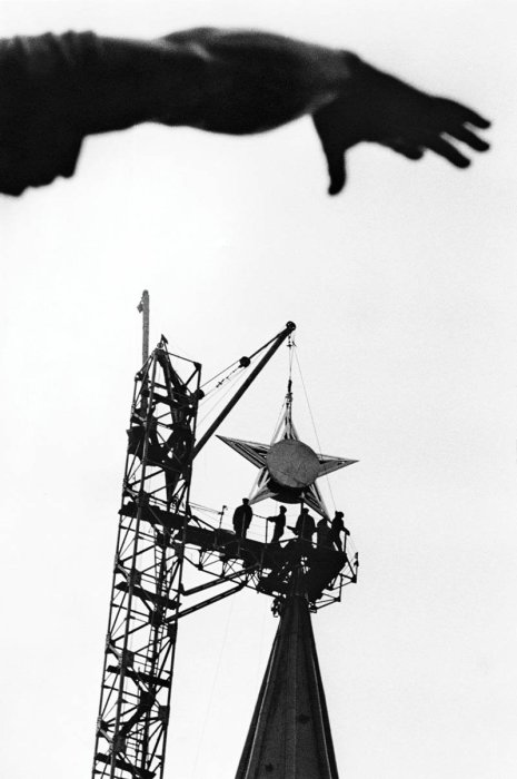 Подъем звезды на Спасскую башню Кремля в 1935 году.
