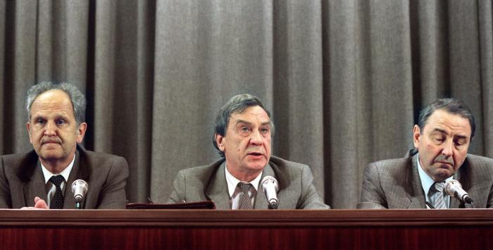 Трое лидеров Августовского путча на пресс-конференции 19 августа 1991 года.