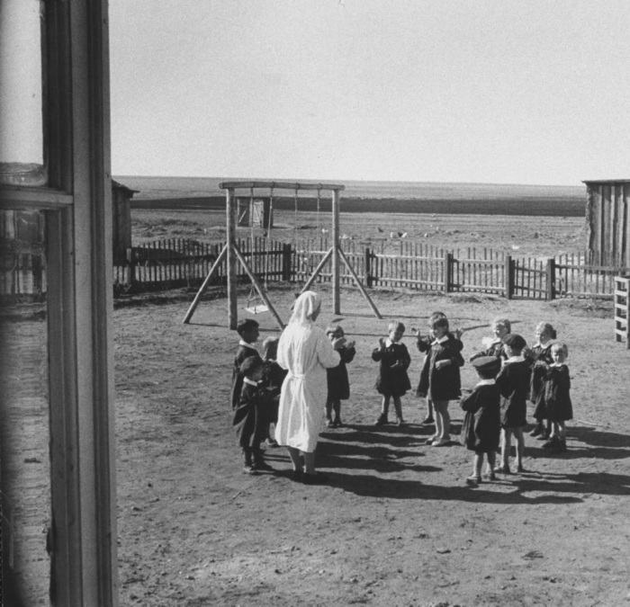 Дети, играющие на улице в детском саду колхоза.