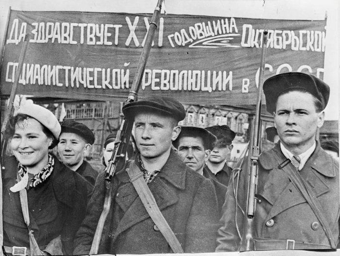 Фабричные рабочие, занятия с оружием в свободное время. СССР, 1938 год. 