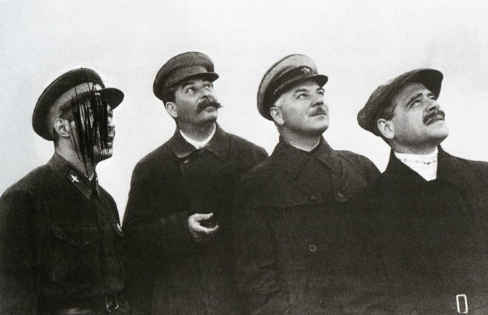 Руководство страны на правительственной трибуне во время авиационного праздника в Тушине в 1936 году.