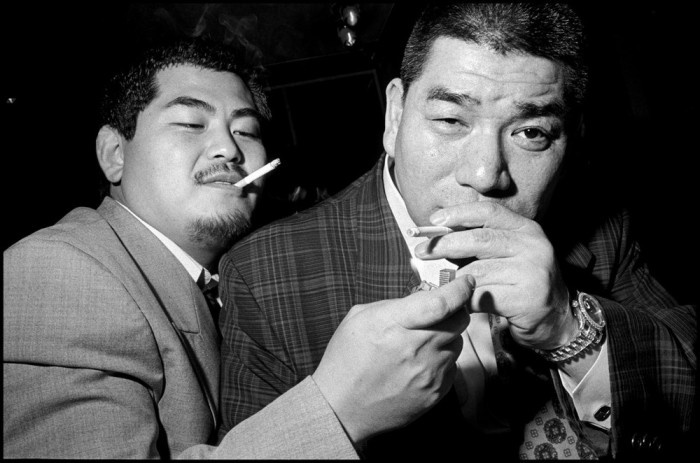 Члены банды якудза в костюмах, сшитых по моде американских гангстеров 1950-х годов. Асакуса, Япония, 1998 год.