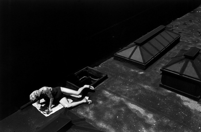 Принятие солнечных ванн на крыше дома. США, 1976 год.