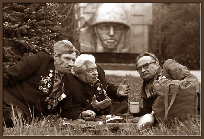 Ветераны Великой Отечественной войны возле памятника неизвестному солдату. 