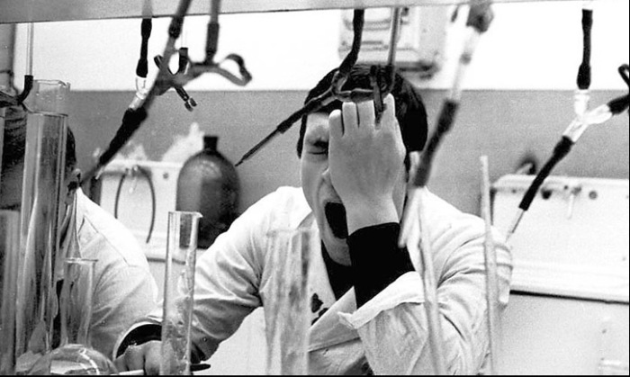 Зевающий на паре студент фармацевтического факультета первого Московского государственного медицинского университета имени И. М. Сеченова. 
