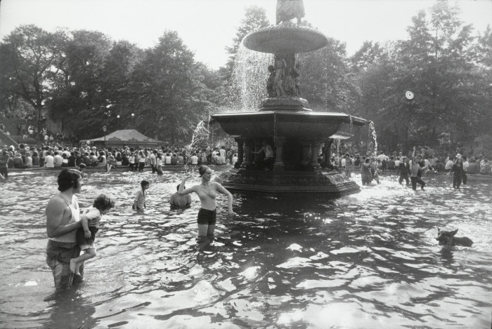 Купание в фонтане. США, 1970 год.