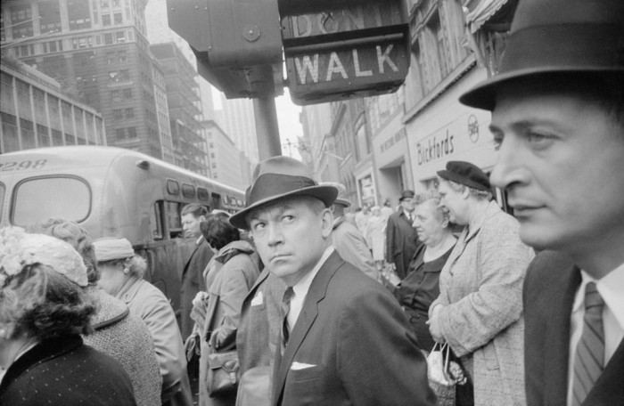 Автобусная остановка в центре Нью-Йорка. США, 1963 год.