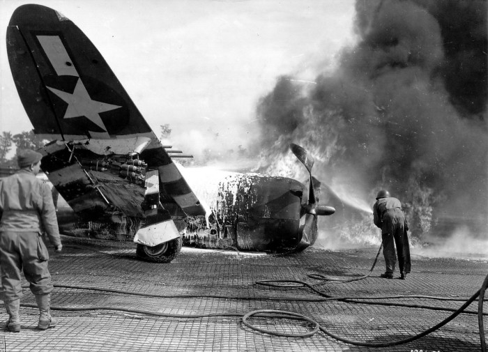 Истребитель-бомбардировщик, который загорелся во время взлёта.