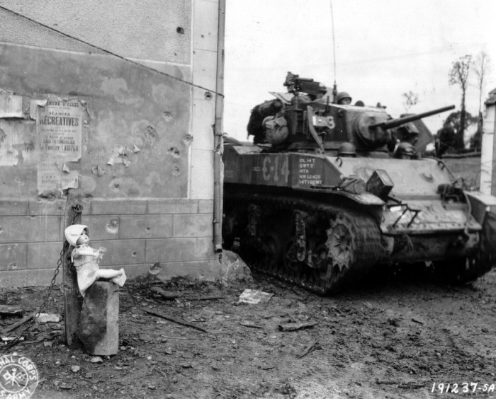 Американский танк в коммуне Сен-Фромонд.