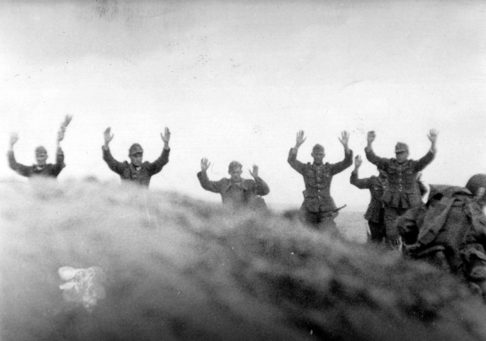 Солдаты вермахта с поднятыми руками.