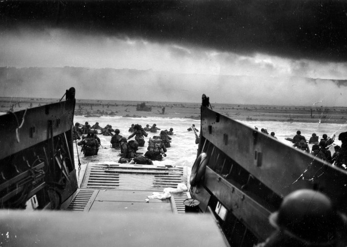 Американские войска пробираются по воде под обстрелом нацистов. Франция, Нормандия, 6 июня 1944 года. Автор фотографии: Роберт Ф. Сарджент.