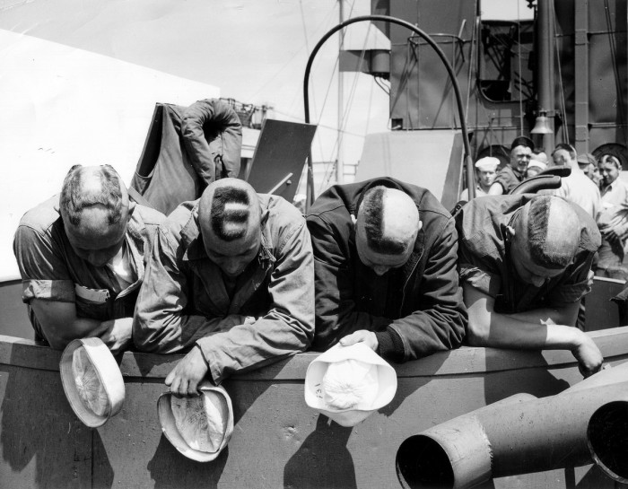 Четыре моряка из ВМС США выбрили на своих головах по буквам слово «ад».