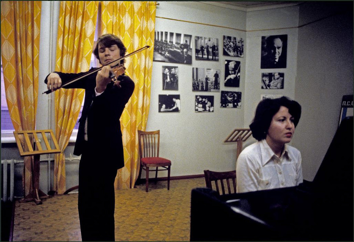 Один из учеников в музыкальной школе Столярского играет на скрипке под аккомпанемент фортепиано.