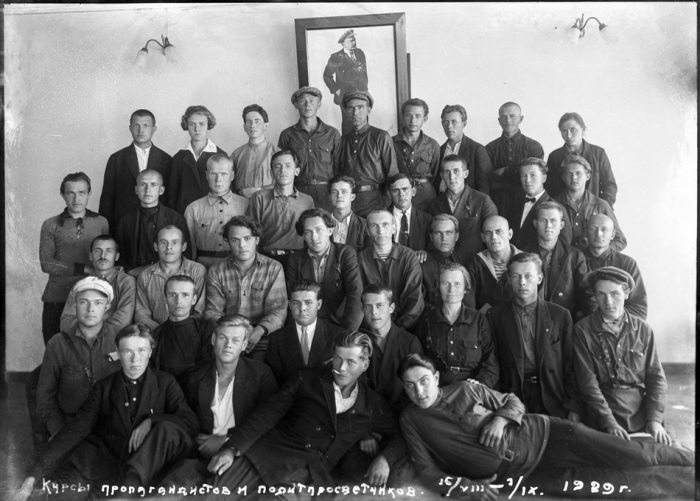 Групповой снимок учащихся курсов пропагандистов и политпросветчиков в 1929 году.