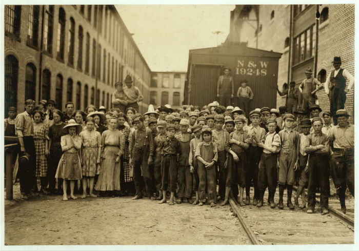 Групповой снимок детей и подростков, которые работали в Вашингтоне на хлопкопрядильной фабрике.