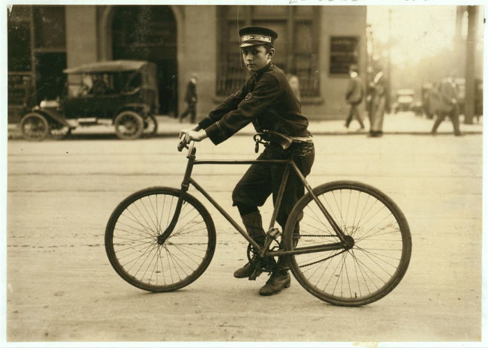 Типичный Бирмингемский почтальон на велосипеде.