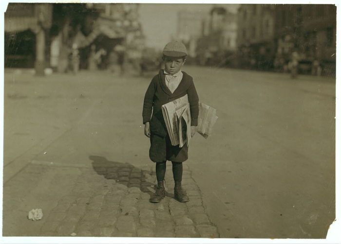 Юный разносчик газет. США, Нью-Йорк, 1915 год.