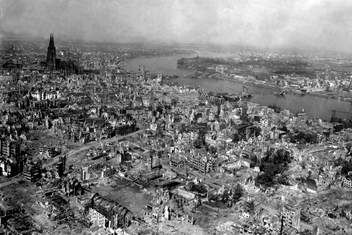 Руины Дрездена после бомбардировки союзниками.