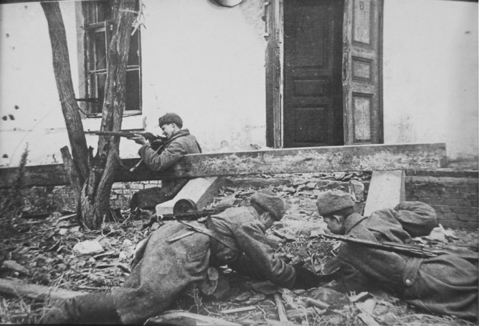 Советские сапёры минирует вход в дом в ходе уличных боев в Сталинграде.