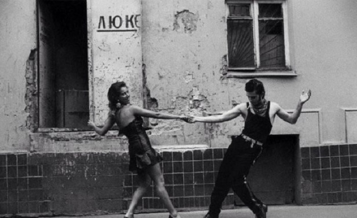 Парные танцы на улице. СССР, Москва, 1980-е годы.