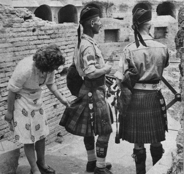 Шотландские солдаты у Колизея. Италия, Рим, 1944 год. 