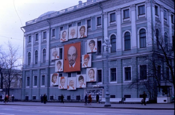 «День великого праздника рабочих всего мира». СССР, Ленинград, 1977 год.