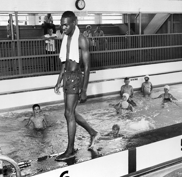 Афроамереканец в общественном бассейне  для белого населения.