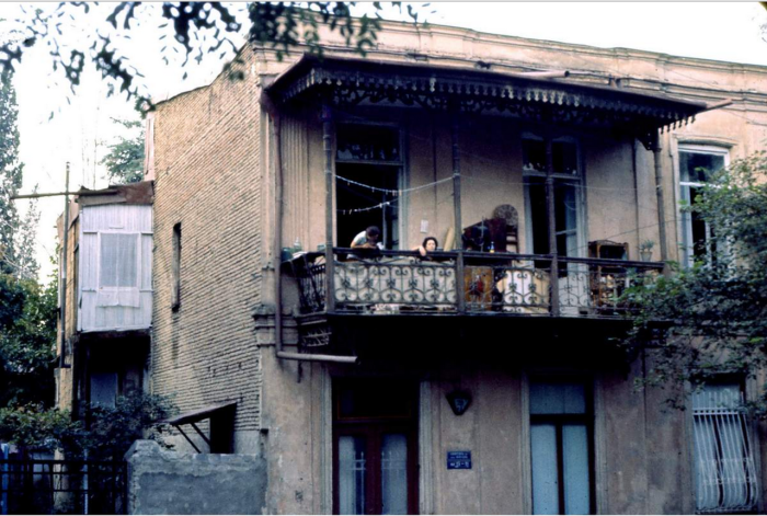 Жилой дом в старой части города. СССР, Тбилиси, 1963 год.