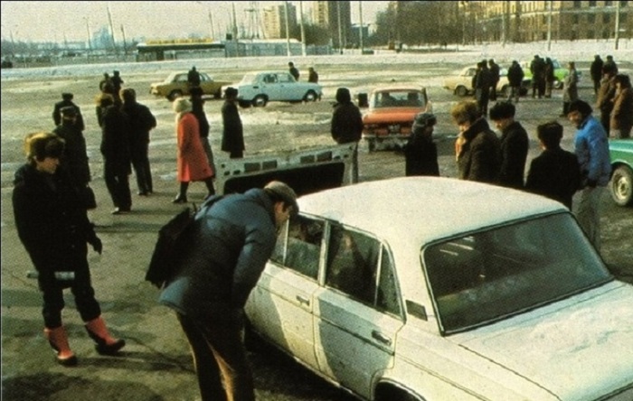 Крупнейший нелегальный рынок подержанных автомобилей в Москве. 