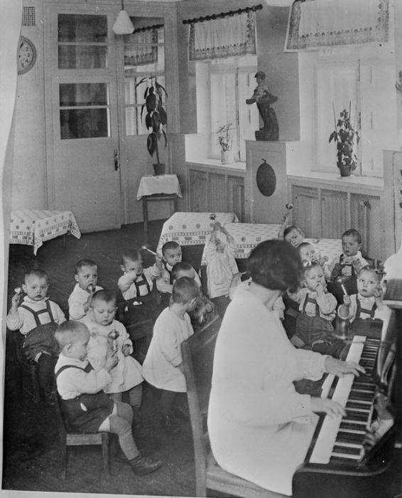 Занятия музыкой в детском саду. СССР, начало 30-х годов. 