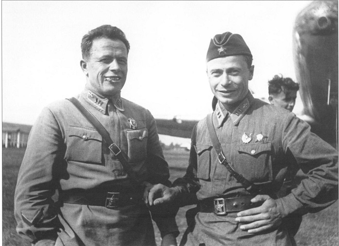 Штурманы Дугласов прилетевших в Монголию - Иван Душкин и  Иван Прянишников. 2 июня, 1939 года. 
