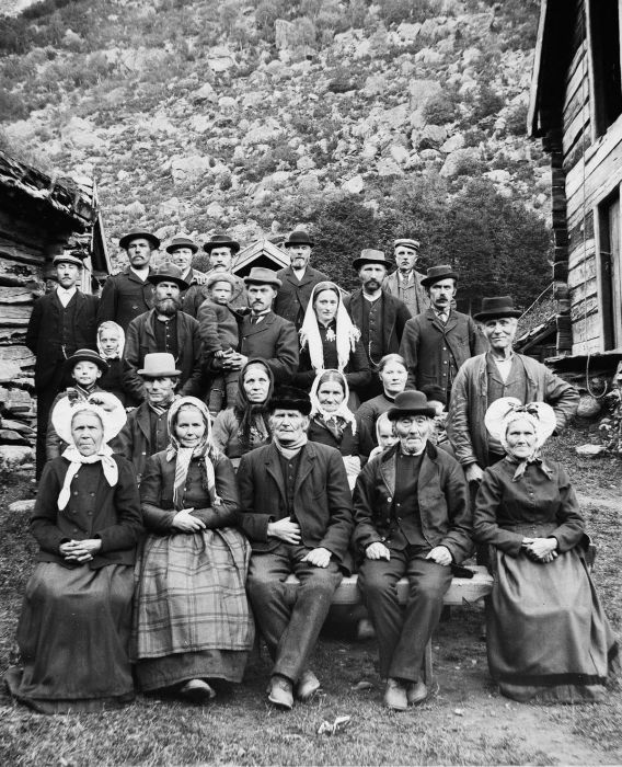 Групповой снимок путешественников и местных жителей на западе Норвегии.
