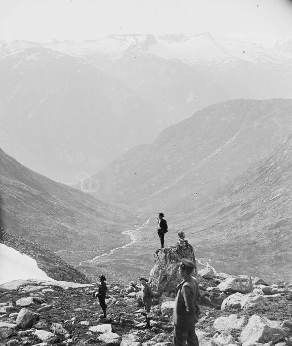 Юные путешественники гуляют по горной долине в Норвегии.