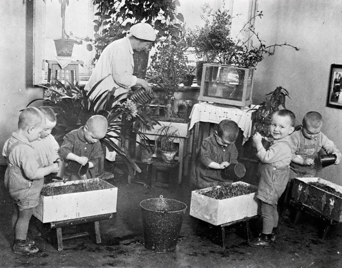 Дети ухаживающие за растениями в детском саду. СССР, начало 30-х годов. 