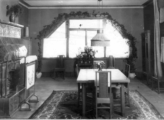 Большой кабинет в квартире барона Икскуля фон Гильденбрандта Александра Владимировича.
