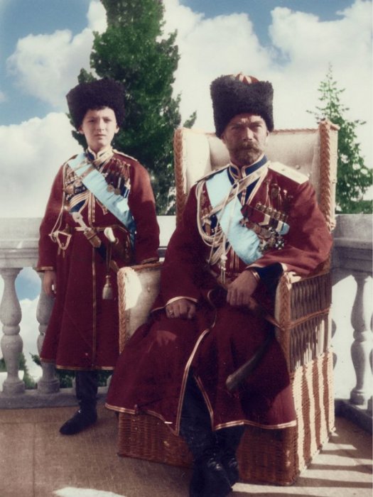 Николай II с цесаревичем Алексеем в Ливадийском дворце.