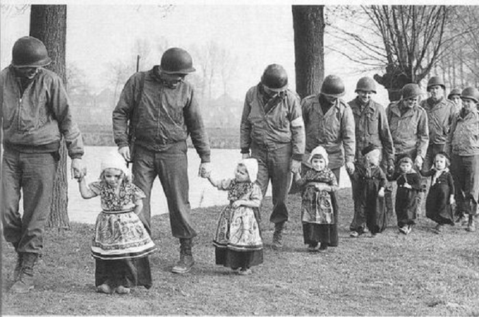 Юные датчанки сопровождают американских солдат на танцы, 1944 год.