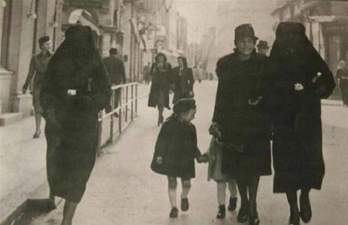 Боснийка-мусульманка прикрывает хиджабом желтую звезду своей соседки-еврейки, чтобы защитить её от преследования. Сараево, 1941 год.