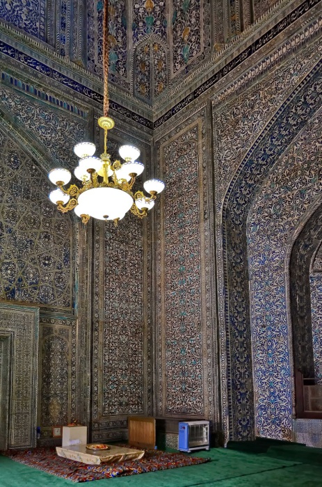 Комната перед усыпальницей в мавзолее Пахлаван-Махмуда.