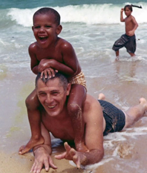 Маленький Барак Обама с дедом.