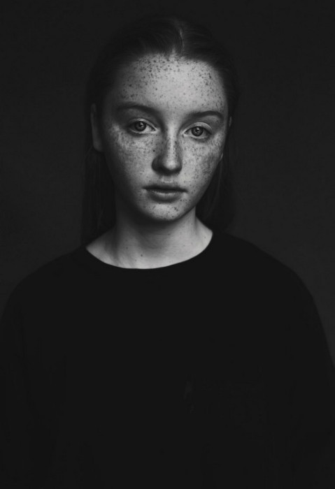 Портретный снимок девушки с веснушками. Автор фото: Анна Салек.