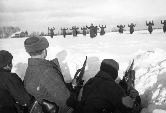 Немецкие солдаты сдаются в плен во время битвы за Москву.