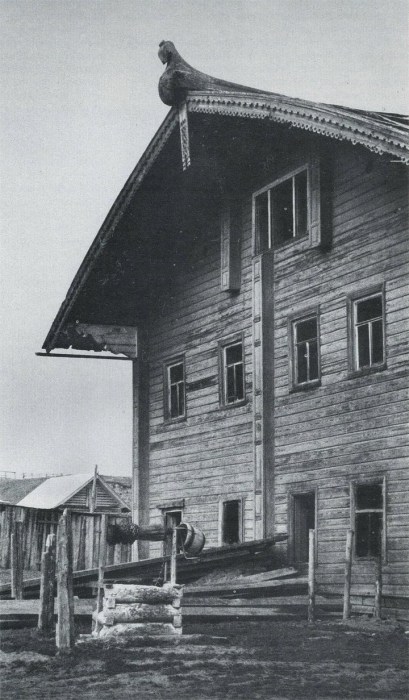 Двухэтажный дом в деревне Наволок. Россия, Северная Двина, 1890-е годы. 