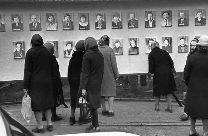 Стенд в центре города с именами и фотографиями передовиков производства. СССР, Новокузнецк, 1980-е годы.