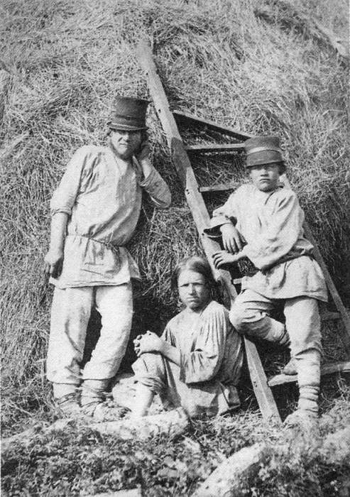 Крестьяне после работы в поле. Россия, Орловская губерния, 1890-е годы.