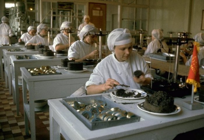 Фасовка чёрной икры. СССР, Астраханская область, 1960-е годы.